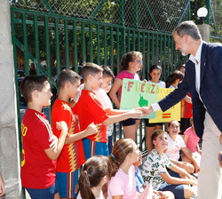 Don Felipe es saludado por los alumnos más jóvenes del CEIP Nuestra Señora de Monserrate