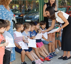 Doña Letizia comparte momentos entrañables con los alumnos más pequeños del CEIP