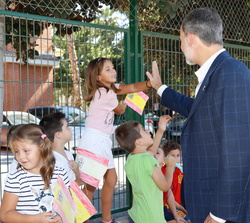 Don Felipe recibe las muestras de afecto de los alumnos más pequeños