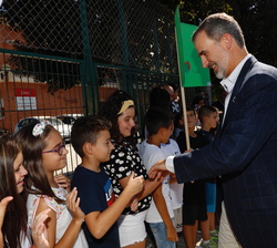 Don Felipe es saludado por los alumnos 
