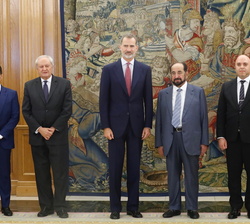 Su Majestad el Rey junto a Su Alteza el Jeque Sultán Bin Muhammad Al Qasimi, acompañados por el secretario de Estado de Asuntos Exteriores español, el