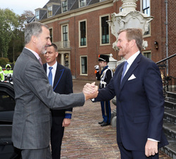 Su Majestad el Rey recibe el saludo de Su Majestad el Rey de los Países Bajos a su llegada al Palacio Huis Ten Bosch