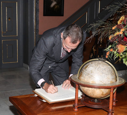 Don Felipe firma en el Libro de Visitas a su entrada en el Palacio