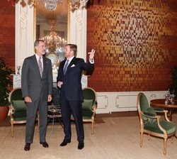Su Majestad el Rey junto a Su Majestad el Rey de los Países Bajos