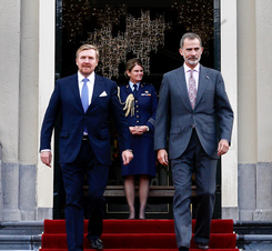 Su Majestad el Rey y Su Majestad el Rey de los Países Bajos descienden por la escalera del Palacio Huis Ten Bosch