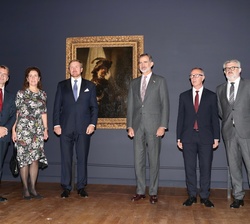 Su Majestad el Rey y Su Majestad el Rey de los Países Bajos junto alos responsables del Rijksmuseum y la exposición "Rembrandt-Velázquez"