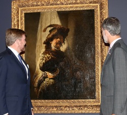 Su Majestad el Rey acompañado de Su Majestad el Rey de los Países Bajos observan la obra "El abanderado"