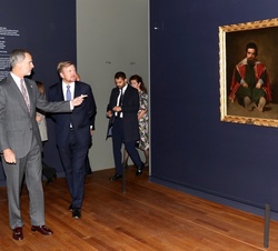 Su Majestad el Rey acompañado de Su Majestad el Rey de los Países Bajos durante el recorrido por la exposición