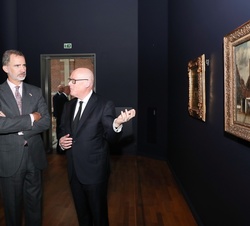 Su Majestad el Rey durante las explicaciones del comisario Gregor Weber frente a una de las obras expuestas