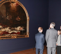 Su Majestad el Rey junto a Su Majestad el Rey de los Países Bajos durante el recorrido por la exposición