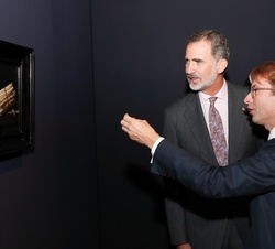 Su Majestad el Rey conversa con el director del Museo Rijksmuseum sobre una de las obras de la Exposición Rembrandt-Velázquez