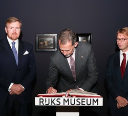 u Majestad el Rey durante la firma en el libro de vistas del Museo Rijksmuseum