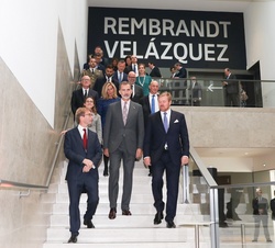 Su Majestad el Rey y Su Majestad el Rey de los Países Bajos al finalizar la vista a la Exposición Rembrandt-Velázquez