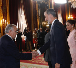 Don Felipe es saludado por el presidente del Tribunal Constitucional, Juan José González Rivas, en la recepción del Palacio Real de Madrid