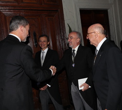 Don Felipe recibe el saludo de Santiago Muñoz Machado, Director de la Real Academia Española y presidente del Instituto España