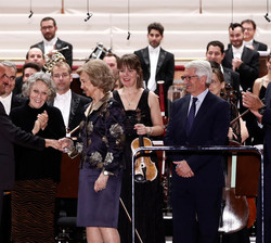 Su Majestad la Reina Doña Sofía recibe el saludo del compositor Juan Cruz-Guevara