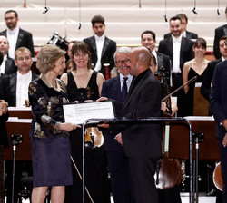 Su Majestad la Reina Doña Sofía hace entrega del diploma al compositor Juan Cruz-Guevara
