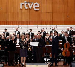 Su Majestad la Reina Doña Sofía hace entrega del diploma del Premio Reina Sofía de Composición Musical al compositor Juan Cruz-Guevara
