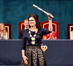 La alcaldesa de Gdansk, Aleksandra María Dulkiewicz, tras recoger el diploma