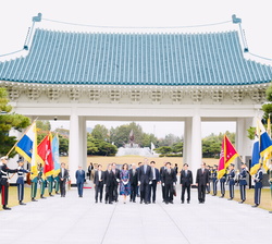 Sus Majestades los Reyes acceden al Cementerio Nacional de Seúl