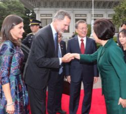 Su Majestad el Rey recibe el saludo de la primera dama de la República de Corea, Kim Jung-sook