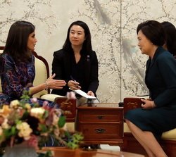 Su Majestad la Reina durante su encuentro con la Primera Dama de Corea, tras el recibiento oficial