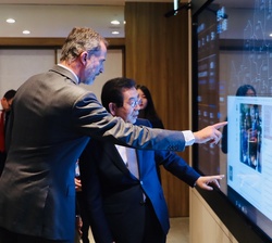 Don Felipe conversa con el alcalde de Seúl, Park Won-Soon, sobre la presentación digital expuesta