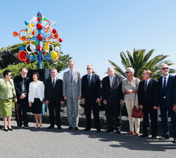 Fotografía de grupo de Su Majestad el Rey con los miembros del Patronato de la Fundación César Manrique