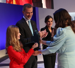 Su Alteza Real la Princesa de Asturias y de Girona entrega el Premio FPdGi Social 2019 a Begoña Arana Álvarez