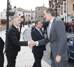 Su Majestad el Rey recibe el saludo del ministro del Interior, Fernando Grande-Marlaska, en presencia del presidente de la junata de Comunidades de Ca