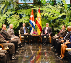 Su Majestad el Rey y el presidente de la República de Cuba acompañados de sus respectivas delegaciones