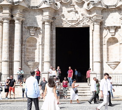 Sus Majestades los Reyes se disponen a visitar la Catedral de La Habana