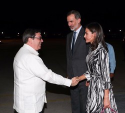Doña Letizia es saludada por el ministro de Relaciones Exteriores de la República de Cuba, Bruno Rodríguez, a su llegada al Aeropuerto Internacional J