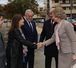 Su Majestad la Reina Doña Sofía durante los saludos de bienvenida a su llegada al Auditorio Carlos Saura de Huesca