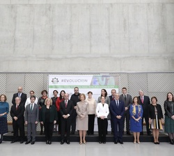 Su Majestad la Reina Doña Sofía junto a las autoridades y representantes de CEAFA asitentes al “VIII Congreso Nacional de Alzheimer”
