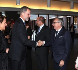 Su Majestad el Rey recibe el saludo del expresidente de la Comunidad Foral de Navarra, Miguel Sanz