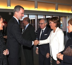 Su Majestad el Rey recibe el saludo de la expresidenta de la Comunidad Foral de Navarra, Yolanda Barcina