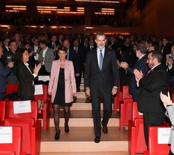 Su Majestad el Rey accede al auditorio acompañado por la presidenta de la Comunidad Foral de Navarra, María Victoria Chivite