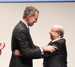 Don Felipe felicita al premiado Manuel Torres, presidente del Grupo MTorres