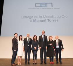 Su Majestad el Rey con el galardonado, Manuel Torres, y sus familiares