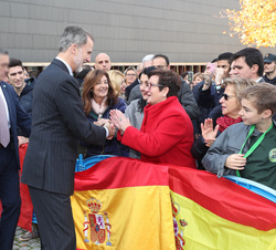 Su Majestad el Rey saluda la gente congredada a su salida del Baluarte, Palacio de Congresos y Auditorio de Navarra