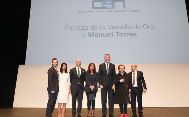 Su Majestad el Rey con el galardonado, Manuel Torres, y sus familiares