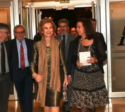 Tras los saludos protocolarios, Su Majestad la Reina Doña Sofía accede al Auditorio Nacionald de Música
