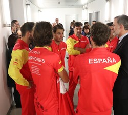 Don Felipe conversa con el equipo español de la Copa Davis