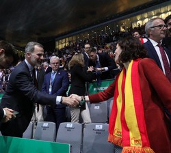 Su Majestad el Rey recibe el saludo de la presidenta de la Comunidad de Madrid, Isabel Díaz Ayuso