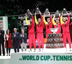 El equipo español de la Copa Davis levanta una miniatura de la Ensaladera