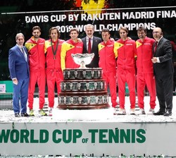 Su Majestad el Rey acompañado por el equipo español de la Copa Davis y autoridades asistentes a la final
