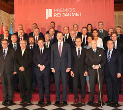 Su Majestad el Rey junto a miembros del Patronato y patrocinadores de la Fundación Premios Rei Jaume I
