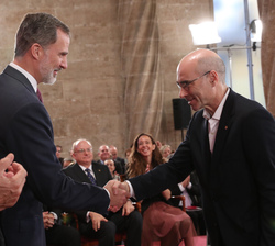 Su Majestad el Rey hace entrega de la medalla a Xavier Tolsa, premio en Investigación Básica