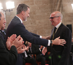 Su Majestad el Rey hace entrega de la medalla a José García-Montalvo, premio en Economía